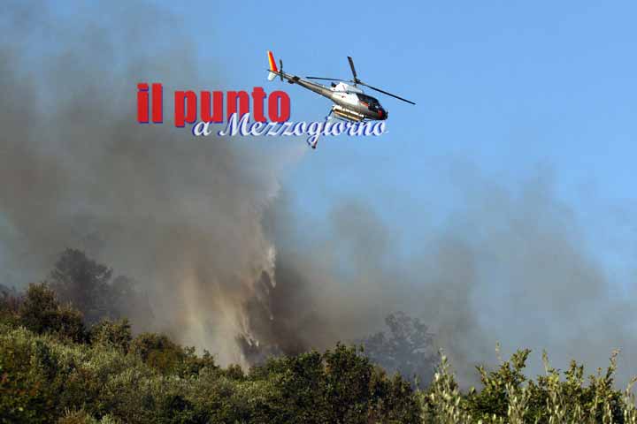 Incendi boschivi, canadair ed elicotteri in azione su 26 roghi