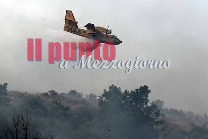 Incendi boschivi, canadair ed elicotteri in azione oggi su 23 roghi