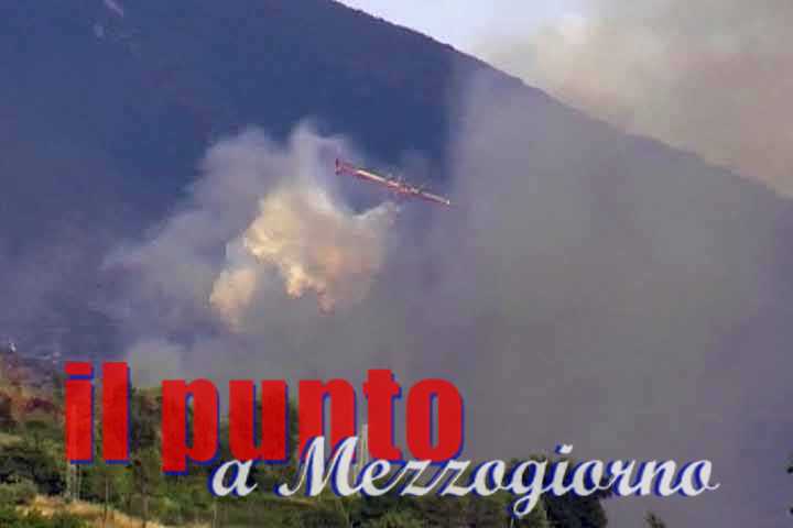 Incendi boschivi, canadair ed elicotteri in azione su 19 roghi