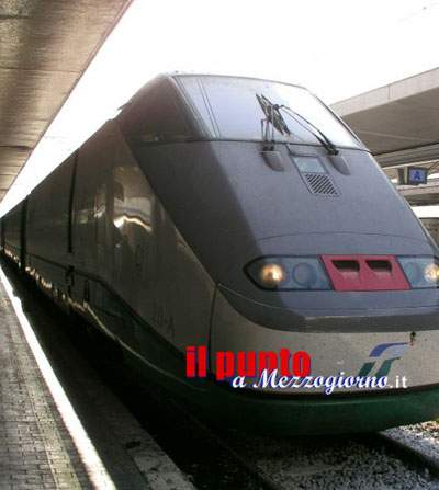 A 43 anni si lancia sotto ad un treno, traffico ferroviario paralizzato per oltre un’ora