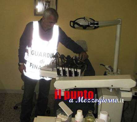 
Finto dentista scoperto con le mani… in bocca
