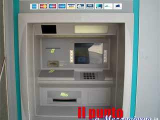 
Clonatori di bancomat in azione, i carabinieri scoprono uno sportello manomesso
