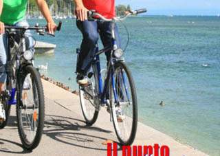 Si getta in mare con la bici, salvato da un giovane rumeno