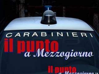 
Fa l’autostop e poi rapina il giovane che gli dà il passaggio
