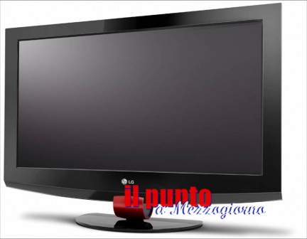 Prende un televisore panoramico e se ne va come nulla fosse