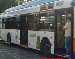 La porta resta aperta, 18enne cade dall’autobus. L’autista omette il soccorso