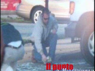 Usa,furgone perde 100mila dollari, passanti all’assalto per portarli via