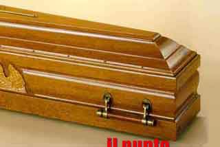 Un morto che non trova pace, la bara è troppo grande e… la segano