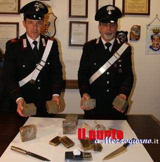 
Nascondevano 5 chili di hashish in giardino, due giovani in manette
