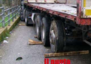 Testa schiacciata dalla ruota del suo tir, muore un camionista