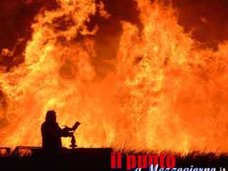 Ritorsione di fuoco: lei lo denuncia per rapina, lui le incendia la casa