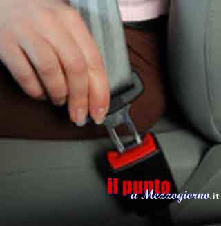 Si toglie la vita nell’auto con la cintura di sicurezza