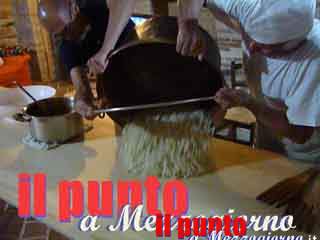 Pasta alla Mugnaia, la tradizione abruzzese in un maccherone lungo anche un chilometro