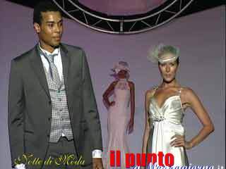 Spose sotto le stelle, defilé di abiti da sposa, sposo e cerimonia