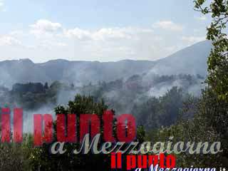 Brucia la vegetazione vicino alle case, paura per i residenti