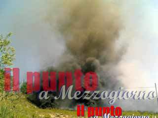 Enorme nuvola di fumo nero, bruciano pneumatici abbandonati