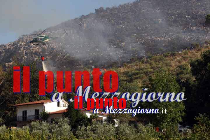 Brucia monte Porchio, le fiamme raggiungono gli uliveti e minacciano le abitazioni