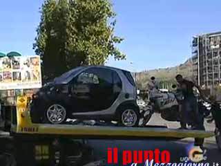 Smart contro moto, centauro in gravissime condizioni