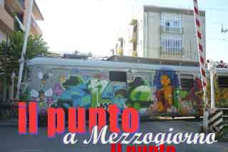 Le sbarra si alza mentre il treno transita al passaggio a livello