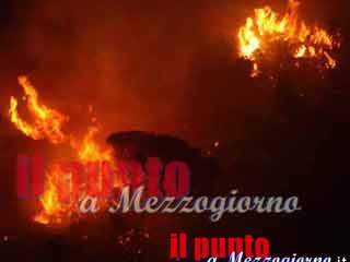 Fuoco di notte e cenere di giorno, centinaia di ettari di “macchia” distrutti da un misterioso incendio