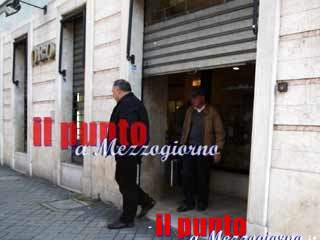 Furto notturno in gioielleria, bottino ingente
