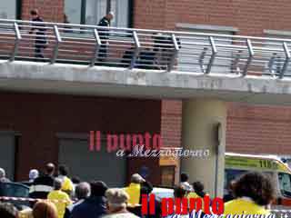La protesta contro i tagli alla sanità sospesa per la morte di un 53enne