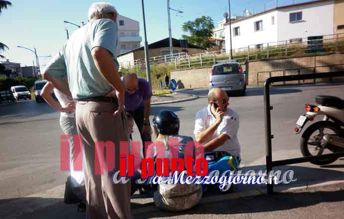 Scooter contro auto alla rotatoria, ferita una giovanissima