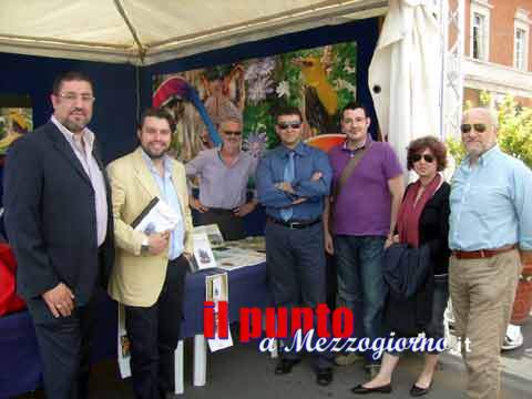 Giancarlo Pavat con i lettori allo stand di Edizioni Belvedere