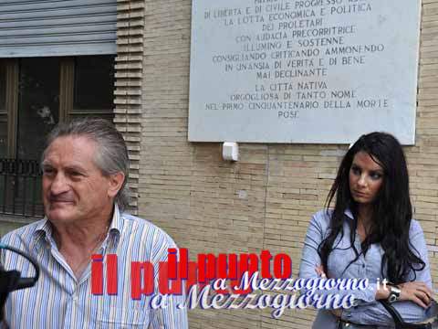 Guglielmo Mollicone, papà di Serena, insieme alla nipote davanti il tribunale di Cassino. Foto Alberto Ceccon