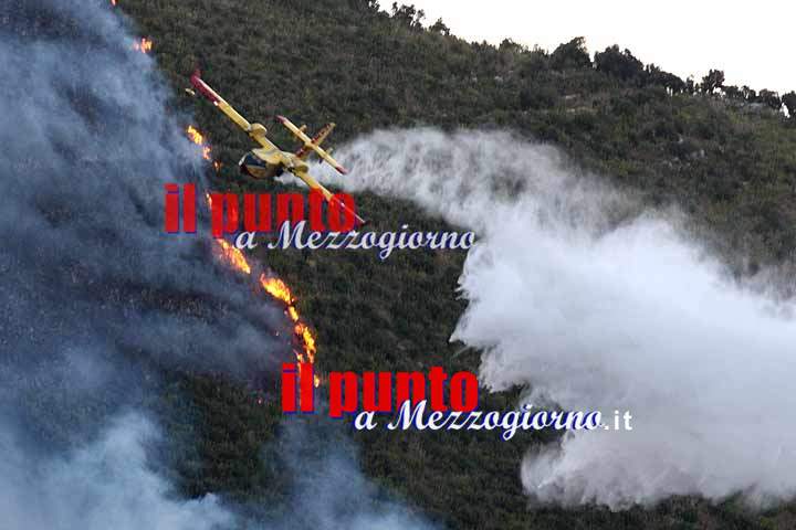 Incendi boschivi, elicotteri e canadair in azione su 30 roghi