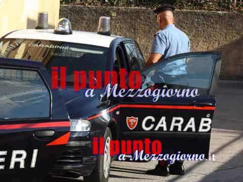 Massacra la madre a coltellate e si fa arrestare  