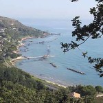 La costa dei Trabocchi vista dall'abbazia di San Giovanni in Venere (Fossacesia). Foto dell'utente Francojotti Wikipedia