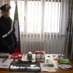 Beccato mentre spaccia, i carabinieri gli trovano a casa un magazzini dello stupefacente