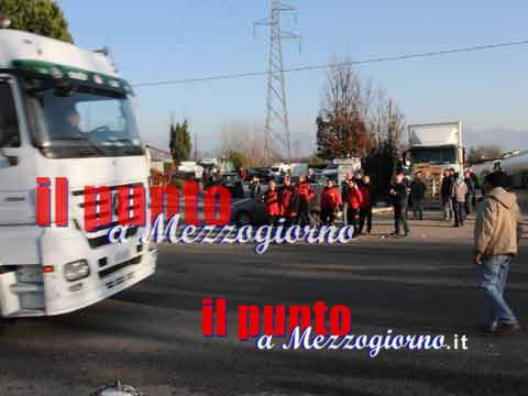 Tir tedesco tenta di superare il blocco, investe e uccide manifestante ad Asti
