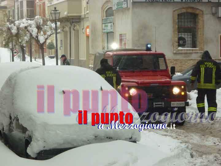 Emergenza neve, fiocca a Lanciano. Un’auto con famiglia finisce nella scarpata. Paura per i cumuli sui tetti