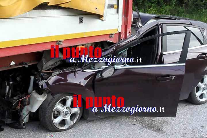 Tamponano un camion a Cervaro, feriti due giovani