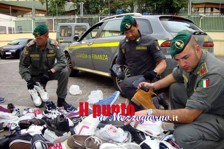 La Guardia di Finanza di Frosinone sequestra un veicolo contenente capi di abbigliamento e accessori contraffatti nonché cd e dvd