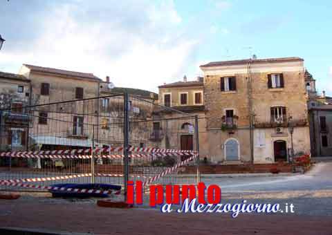 Furia omicida, esce di casa e accoltella due estranei a Colle San Magno