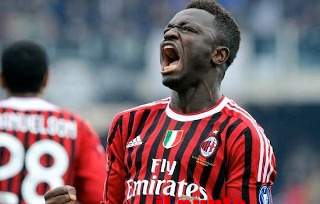 Muntari si infortuna sulla spiaggia con gli amici e il Milan gli dimezza lo stipendio