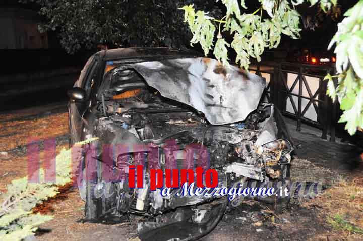 Si schianta con l’auto contro un albero a Cassino e rischia di finire arso 