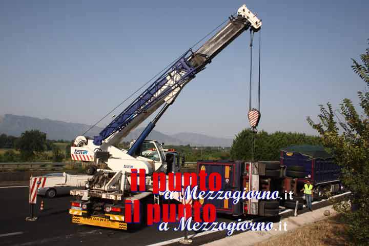 Autoarticolato si ribalta e perde parte del carico di colla sull’A7, chiuso il tratto tra Serravalle e Busalla