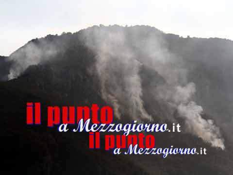 Incendi boschivi, canadair ed elicotteri su 39 roghi
