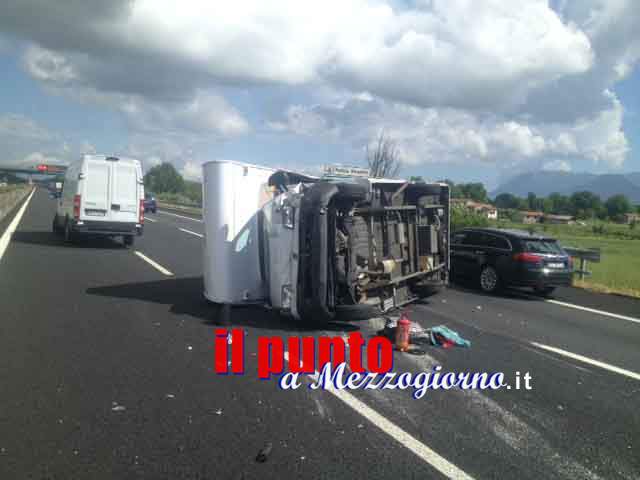 Camper si ribalta sull’A1 a Roccasecca, ferite due persone 