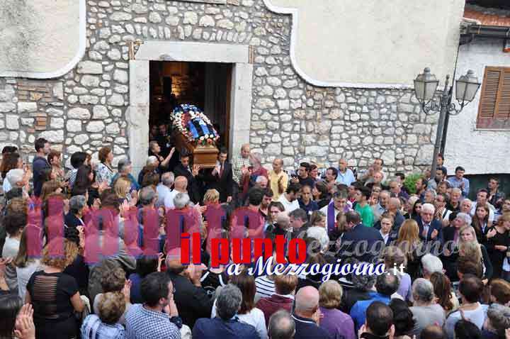 http://www.ilpuntoamezzogiorno.it/wp-content/uploads/2013/09/funerale-di-luzio1.jpg