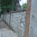 Muro di recinzione da abbattere