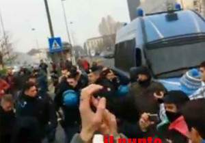 carabinieri e poliziotti senza casco