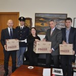 consegna pacco ass. anticamorra 18.12.13 007