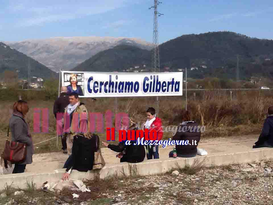 A centinaia oggi sulle tracce di Gilberta. La famiglia alza la posta della ricompensa