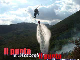 Ancora incendi boschivi a Villa Santa Lucia, rogo spento grazie ad elicottero