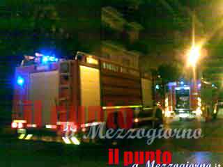 Domato l’incendio nel palazzo a Cisterna, 20 persone salvate con autoscala e quattro intossicati